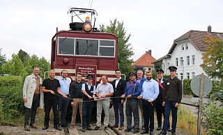 Verschrauben die letzte Fahrdrahtklemme: Bodo Middeldorf, Michael Ortenstein (Lokführer LEL), Golo Kahlert (1. Vorsitzender), Jan-Philipp Tönebön und Raphael Kahlert (Projektleiter E-Betrieb), Sven Oehlmann (Geschäftsführer VBE), Robin Wagener (stellvertretender Landrat) Frank Muth (Lokführer LEL), Rainer Grabbe (Kreiskämmerer), Nils Lange (Geschäftsführer LEL), Simon Stock und Jamie Haumann (LEL, von links). - Michael Rehfeld