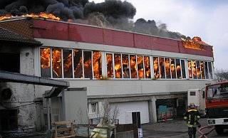 Ein Einsatz, der vielen in Brake in Erinnerung geblieben ist: Der Großbrand bei der Firma Dux am Grasweg beschäftigt die Löschgruppe 2008 mehrere Tage lang. - Feuerwehr Lemgo