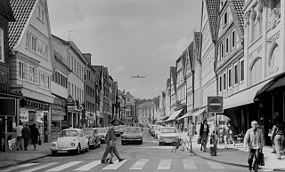 Heute kaum vorzustellen: 1965 blickte man vom Marktplatz aus in Richtung Hornsches Tor an etlichen Fahrzeugen vorbei. Die Lange Straße war damals viel befahren. - Stadtarchiv Detmold
