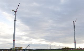 Mit Hilfe spezieller Kletterkräne ist der der Windpark Belle direkt hinter der Amazon-Baustelle errichtet worden. Dass die Windenergieanlagen inzwischen längst Strom produzieren, ist im Klimaschutzkonzept nicht erwähnt worden. - Archivfoto: Jost Wolf