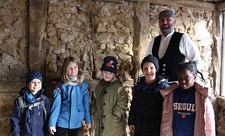 Zimmermeister Benjamin Neunes zeigt Ole (von links), Mila, Juna, Elias und Isabella die historische Bausubstanz im Fachwerkhaus. - Nico Düllmann