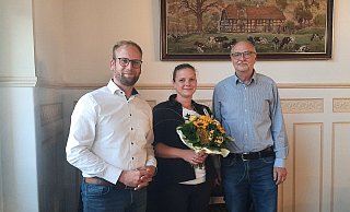 Bürgermeister Borris Ortmeier (links) und Ausschussvorsitzender Andreas Wilde gratulieren Christina Topolski zur neuen Stelle. - Lorraine Brinkmann