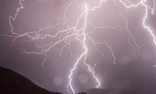 Erst heiß, dann nass: Am Donnerstag ist in Lippe mit Gewittern zu rechnen. - Symbolbild: Pixabay/sethink