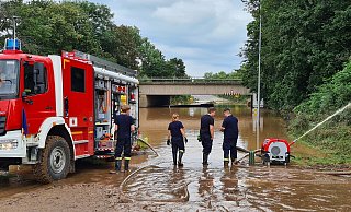 In Euskirchen standen Straßen unter Wasser. Die Lippische Feuerwehr pumpte Unterführungen frei, damit Rettungskräfte und Helfer überhaupt zu den Einsatzorten gelangen konnten. - Feuerwehr Oerlinghausen