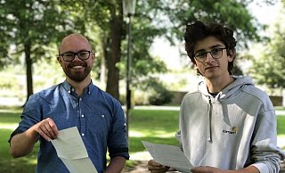 Im Sommer 2021 sahen Felix Rullmann (links) und Thomas Duderstedt von den Jusos noch Licht am Ende des Tunnels. Inzwischen hat sich der Vorschlag, den Abteigarten heller zu beleuchten, zerschlagen. - Till Brand