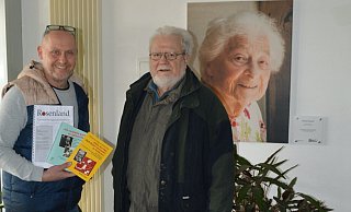 Lehrer Michael Heitkämper (links) erhält vom ehemaligen Schüler des EKG, Helmut Frische, die beiden historischen Bücher über den Schulkonflikt mit dem Schulleiter Dr. Ernst Werner. - Karla-Raveh-Gesamtschule