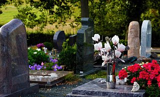 Grabsteine können mit der Zeit nicht mehr genügend Halt haben. Dies muss nun kontrolliert werden. - Symbolbild: Pixabay