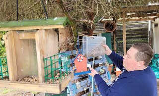 Unter einer großen Tanne sind die Vogelfutterstellen aufgehängt. Täglich wird auch von Vanessa Jankowski alles aufgefüllt. Die Schüsse haben die Tanne im oberen Teil getroffen. - Astrid Sewing