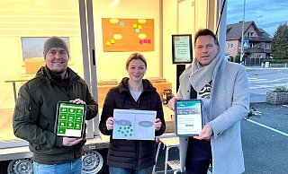 Tom Lachmann (Koordinator für Bürgerbeteiligung, von links), Elisa Henke-Bockschatz(Gesamtprojektleiterin Smart Cities) und Bürgermeister Frank Hilker haben sich in Hiddesen einigeRückmeldungen auf die Bürgerbefragung zur neuen Appmold angeschaut. - Stadt Detmold Tom Lachmann (Koordinator für Bürgerbeteiligung, von links), Elisa Henke-Bockschatz(Gesamtprojektleiterin Smart Cities) und Bürgermeister Frank Hilker haben sich in Hiddesen einigeRückmeldungen auf die Bürgerbefragung zur neuen Appmold angeschaut. - Stadt Detmold