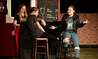 Der aufgewühlte Dario (Erik Niere) und Race (Hannah Leifer) sind an der Theke in tiefe Diskussionen verstrickt. - Nicole Ellerbrake Der aufgewühlte Dario (Erik Niere) und Race (Hannah Leifer) sind an der Theke in tiefe Diskussionen verstrickt. - Nicole Ellerbrake