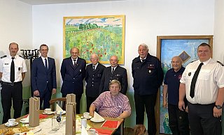 Wehrführer Mike Mundhenke (rechts) und sein Stellvertreter Kai Uwe Deilke (von links) sowie Bürgermeister Jörg Bierwirth zeichnen Heinz Deilke, Werner Loke, Friedel Moll, Wilfried Mundhenke, Manfred Briese und Fritz Brokmeier (vorne sitzend) für ihre langjährige Mitgliedschaft bei der Freiwilligen Feuerwehr der Stadt Schieder-Schwalenberg aus. - Stadt Schieder-Schwalenberg