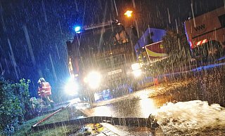 Am späten Abend sprach die Wehr im Ort von 40 offenen Einsatzstellen. - Freitag TV/ Stock Am späten Abend sprach die Wehr im Ort von 40 offenen Einsatzstellen. - Freitag TV/ Stock