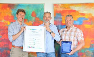 Phoenix Contact und AfB feiern ihre zehnjährige Partnerschaft: Jurij Deperschmidt (AfB), Reiner Hecker und Sven Vogelsang (beide Phoenix Contact, von links). - André Köller/Phoenix Contact