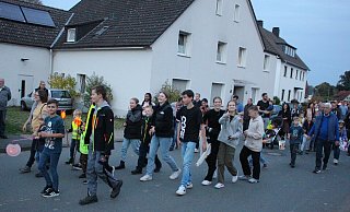 Der Fackelumzug in Hörste gehört zur Eröffnung des Dorffestes einfach dazu. Jedes Jahr wechselt die Route, diesmal geht es über den Hörster Bruch. - Udo Zantow
