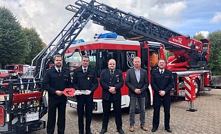 Symbolische Schlüsselübergabe: Louis Schultz (von links), Marcel Neumann, Frederik Lehmeier, Bürgermeister Frank Meier und Wehrleiter Robin Brand. - Marilena Nolting