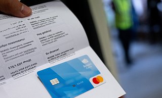 Asylbewerber sollen Bezahlkarten bekommen - das Gesetz hat der Bundestag verabschiedet. Die Stadt Lage wird voraussichtlich nur sehr wenige Karten ausgeben. In Notunterkunft in Hörste, der Einrichtung des Landes NRW, liegt der Fall anders. - picture alliance/dpa Asylbewerber sollen Bezahlkarten bekommen - das Gesetz hat der Bundestag verabschiedet. Die Stadt Lage wird voraussichtlich nur sehr wenige Karten ausgeben. In Notunterkunft in Hörste, der Einrichtung des Landes NRW, liegt der Fall anders. - picture alliance/dpa