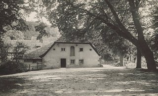 Diese Aufnahme der Oberen Mühle am Friedrichstaler Kanal stammt aus den 1940er Jahren. Bis 1958 war die Wassermühle noch in Betrieb. - Stadtarchiv Detmold Diese Aufnahme der Oberen Mühle am Friedrichstaler Kanal stammt aus den 1940er Jahren. Bis 1958 war die Wassermühle noch in Betrieb. - Stadtarchiv Detmold