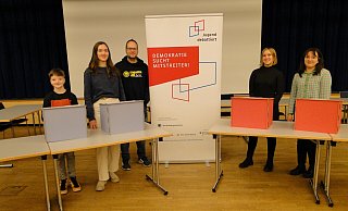 Haben sich in der Debatte überzeugend präsentiert und treten demnächst auf Kreisebene an: Die Schulsieger des Gebrüder-Humboldt-Gymnasiums. Gustav Krupke (Klasse 8a), Carlotta Heinemann (9c), Schulkoordinator Daniel Hitzing, Emanuela Margareta Wilz und Melina Grigorev (Oberstufe, von links). - Hajo Gärtner