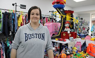 Sandra Rzehanek betreibt seit einigen Wochen einen Second-Hand-Laden in der Dammstraße. - Nico Düllmann