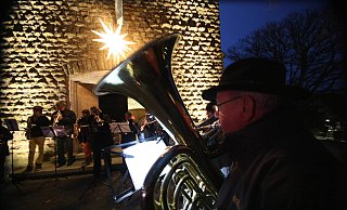 Das Archivfoto zeigt den Auftritt des Posaunenchors zur Eröffnung des Weihnachtsmarkts vor der evangelisch-reformierten Kirche in Bösingfeld. - Archivfoto: Wolf-Stephan Scherzer