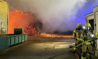 Die haushohe Hackschnitzel-Heizungsanlage auf dem Gelände der Gärtnerei steht in der Nacht zu Mittwoch im Vollbrand. Die Feuerwehr braucht Stunden, um die Flammen zu löaschen. - Feuerwehr Lage