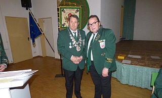Dr. Stephan Breuning (rechts) gratuliert dem neuen Vorsitzenden Patrick Ovenhausen. - Peter Radszuweit