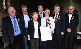 Sie nehmen Urkunde, Ehren-Medaille und eine Hermann-Skulptur mit nach Hause (von links): Alfred Arndt aus Extertal, Michael Koderisch (Lemgo), Margitta Albrecht-Nestmann (Bad Salzuflen), Landrat Dr. Axel Lehmann (verlieh die Auszeichnung), Sigrid Dröge (Detmold), Frank Ehlert (Extertal) und Walter Knörrich (Oerlinghausen). (Foto: Hajo Gärtner) - Hajo Gärtner