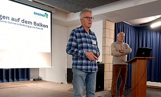 Ewald Hillebrand (links) und Eckhard Vogelsang informieren über Steckersolargeräte. - Rudi Rudoplph