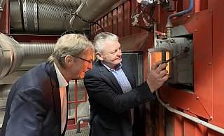 Stadtwerke-Geschäftsführer Jörg Karlikowski (links) und Heinz-Josef Rodehuth schauen im Heizkraftwerk in Horn-Bad Meinberg ins Feuer - dort, wo die Resthölzer verbrannt werden. - Jana Beckmann Stadtwerke-Geschäftsführer Jörg Karlikowski (links) und Heinz-Josef Rodehuth schauen im Heizkraftwerk in Horn-Bad Meinberg ins Feuer - dort, wo die Resthölzer verbrannt werden. - Jana Beckmann