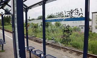 Ende Juni hatten Unbekannte zwei Scheiben am Wartehäuschen am Bahnhof in Asemissen zerstört, Splitterreste sind noch in den Metallstangen zu sehen. Es ist nicht der erste Vandalismusfall in der Gemeinde in jüngster Zeit. Foto: Birgit Guhlke - Birgit Guhlke Ende Juni hatten Unbekannte zwei Scheiben am Wartehäuschen am Bahnhof in Asemissen zerstört, Splitterreste sind noch in den Metallstangen zu sehen. Es ist nicht der erste Vandalismusfall in der Gemeinde in jüngster Zeit. Foto: Birgit Guhlke - Birgit Guhlke