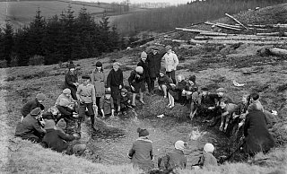 Klassenausflug zum Wartebrink im Jahre 1929. Rektor Hermann Diekmann fotografierte die Kinder der Oerlinghauser Schule, die an einen vollgelaufenen Schachteingang plantschen. - Repro: Horst Biere/Quelle: Archäologisches Freilichtmuseum Klassenausflug zum Wartebrink im Jahre 1929. Rektor Hermann Diekmann fotografierte die Kinder der Oerlinghauser Schule, die an einen vollgelaufenen Schachteingang plantschen. - Repro: Horst Biere/Quelle: Archäologisches Freilichtmuseum