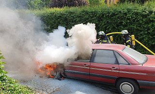 Der ältere Audi war während der Fahrt in Brand geraten. - Feuerwehr Lemgo