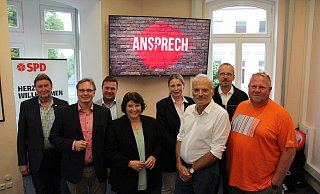 Diskutieren über den Schutz vor Extremwetter in Lippe: Jürgen Berghahn, SPD-Bundestagsabgeordneter für Lippe (von links), Dennis Maelzer, Alexander Baer und Ellen Stock (alle drei SPD-Landtagsabgeordnete aus Lippe), Dr. Kerstin Ahaus, Leiterin des Gesundheitsamtes des Kreises Lippe, Prof. Oliver Hall, Architekt und Städteplaner an der TH OWL, Thorsten Meier, Fachberater des Technischen-Hilfswerks in Detmold und Henning Schwarze, Klimaschutzmanager der Gemeinde Schlangen. - Abgeordnetenbüro Ellen Stock