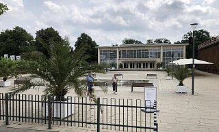 Seit Mitte 2020 hält der Stadtrat seine Sitzungen in der Konzerthalle im Kurpark ab. Jetzt liegt der Politik eine neue Kurpark-Ordnung zur Beschlussfassung vor, die das Rauchen im Park unter freiem Himmel erstmals nach Jahrzehnten gestatten würde. - Thomas Reineke