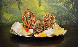 Das Landesarbeitsgericht in Hamm hat endgültig entschieden: Den Sevakas, selbstlose Diener im Ashram des Yoga Vidya in Horn-Bad Meinberg, steht Mindestlohn für ihre Tätigkeit zu. - Yoga Vidya Das Landesarbeitsgericht in Hamm hat endgültig entschieden: Den Sevakas, selbstlose Diener im Ashram des Yoga Vidya in Horn-Bad Meinberg, steht Mindestlohn für ihre Tätigkeit zu. - Yoga Vidya