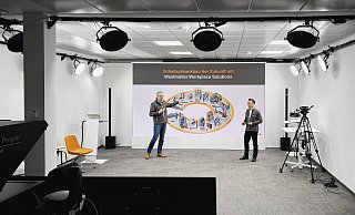 Dr. Sebastian Durst (links) und Sune Mellgren in einem Expert-Talk zum Thema „Schaltschrankbau der Zukunft“. - Weidmüller