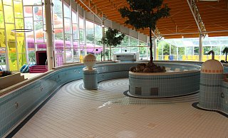 Das Erlebnisbecken erhält genau wie die anderen Becken eine Grundreinigung. Lose Fliesen werden befestigt, Fugen ausgebessert. - Jana Beckmann Das Erlebnisbecken erhält genau wie die anderen Becken eine Grundreinigung. Lose Fliesen werden befestigt, Fugen ausgebessert. - Jana Beckmann