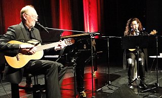 Ungewohnter Anblick: Peter Stolle mit Gitarre und Ulrike Wahren mit Ukelele "Paolo". Idee: Mal ganz andere Instrumente ausprobieren, um bewusst das Risiko einzugehen, spektakulär zu scheitern. - Hajo Gärtner