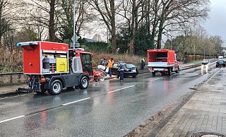 Der Audi fuhr vor die Friedhofsmauer. Die Feuerwehr streute Bindemittel auf die austretenden Flüssigkeiten. - Nadine Uphoff