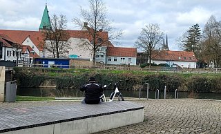 Auch gegenüber vom Bega-Beach am Lindenwall soll der Fluss erlebbarer gemacht werden: ein Balkon oder auch eine Sitz-Plattform sind in der Diskussion. - Katrin Kantelberg