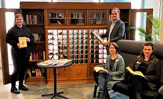 Das neue Lese-Highlight in der Wandelhalle mit einem historischen Bücherschrank und moderner Sitzgruppe präsentieren Sonja Beinlich (links, Leitung Stadtarchiv), Alexander Bleifuß (rechts, FachdienstleistungTourismus, Gesundheit und Marketing), Sarah Zimmert (sitzend links, Leitung Stadtbücherei) und Paula Sophie Prüssner (stellv. Leitung Stadtbücherei). - Stadt Bad Salzuflen Das neue Lese-Highlight in der Wandelhalle mit einem historischen Bücherschrank und moderner Sitzgruppe präsentieren Sonja Beinlich (links, Leitung Stadtarchiv), Alexander Bleifuß (rechts, FachdienstleistungTourismus, Gesundheit und Marketing), Sarah Zimmert (sitzend links, Leitung Stadtbücherei) und Paula Sophie Prüssner (stellv. Leitung Stadtbücherei). - Stadt Bad Salzuflen