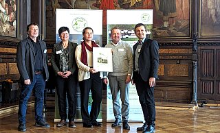 Ernst Rieger und Waltraud Blarr (B&uuml;ndnis Kommunen f&uuml;r biologische Vielfalt), Ewa Hermann und Mario Hecker (Gemeinde Kalletal) sowie Robert Spreter (B&uuml;ndnis) bei der Preisverleihung. - Bildrechte: Gemeinde Kalletal