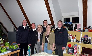Sie freuen sich über die Tombola mit über 300 Preisen: v. l. n. r.: Einheitsführer Thomas Gayermann, Jürgen Schröder (Geschäftsführer Förderverein), Chantal Meyer, Fabian Drewes, Vivian Müller und Linus Westphal - Rudi Rudolph