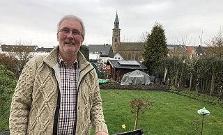 Joachim Licht steht in seinem Garten in Schötmar. In Hintergrund ist die Kilianskirche zu sehen. - Sven Kienscherf Joachim Licht steht in seinem Garten in Schötmar. In Hintergrund ist die Kilianskirche zu sehen. - Sven Kienscherf