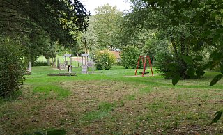 Auf der Fläche zwischen dem Spielplatz hinter der Silbergrundhalle und dem Friedhof soll in Leopoldstal eine Freizeitanlage entstehen. - Jost Wolf