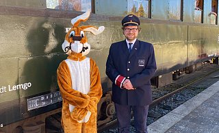Der Vereinsvorsitzende der Landeseisenbahn Lippe Golo Kahlert mit dem Osterhasen. - Landeseisenbahn Lippe e.V. Der Vereinsvorsitzende der Landeseisenbahn Lippe Golo Kahlert mit dem Osterhasen. - Landeseisenbahn Lippe e.V.