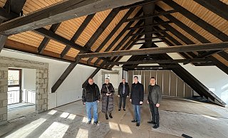 Bauprojektleiter Ingo Kuhn (von links), Petra Lesemann (Gebäudemanagement), Beigeordneter Thorsten Paulussen, Bürgermeister Matthias Kalkreuter und Architekt Lulzim Maliqi im Dachgeschoss des Haus des Gastes. - Sven Kienscherf