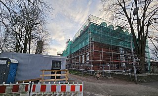 Eingerüstet ist die Schule am Sedanplatz schon länger, innen wird im Obergeschoss entkernt. Die Gauben sollen durch große Fenster ersetzt werden. - Astrid Sewing Eingerüstet ist die Schule am Sedanplatz schon länger, innen wird im Obergeschoss entkernt. Die Gauben sollen durch große Fenster ersetzt werden. - Astrid Sewing