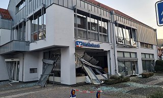 Volksbankfiliale verwüstet: Unbekannte Täter sprengen in Lügde einen Geldautomaten. - Marianne Schwarzer Volksbankfiliale verwüstet: Unbekannte Täter sprengen in Lügde einen Geldautomaten. - Marianne Schwarzer