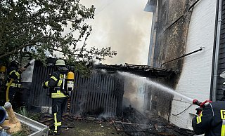 Das Feuer war vom hölzernen Carport auf das Wohnhaus übergesprungen. - Freiwillige Feuerwehr Blomberg